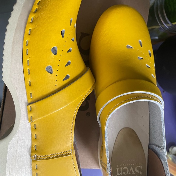 Sven Women's Yellow Clogs - Picture 3 of 7